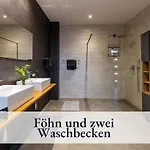 Familienfreundliche Mit Grossem Garten, Spielplatz, Privatem Badefass & Sauna